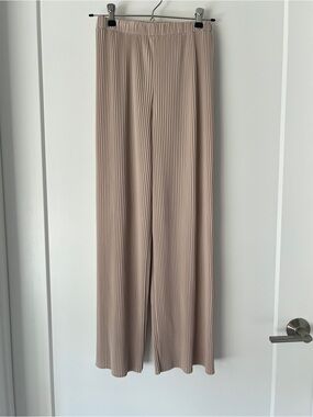 Uniqlo Pleated Wide-Leg Pants in Light Beige